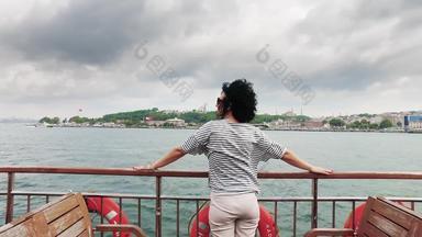 美丽的女人邮<strong>轮渡</strong>船城市景观阿亚索菲亚伊斯坦布尔火鸡